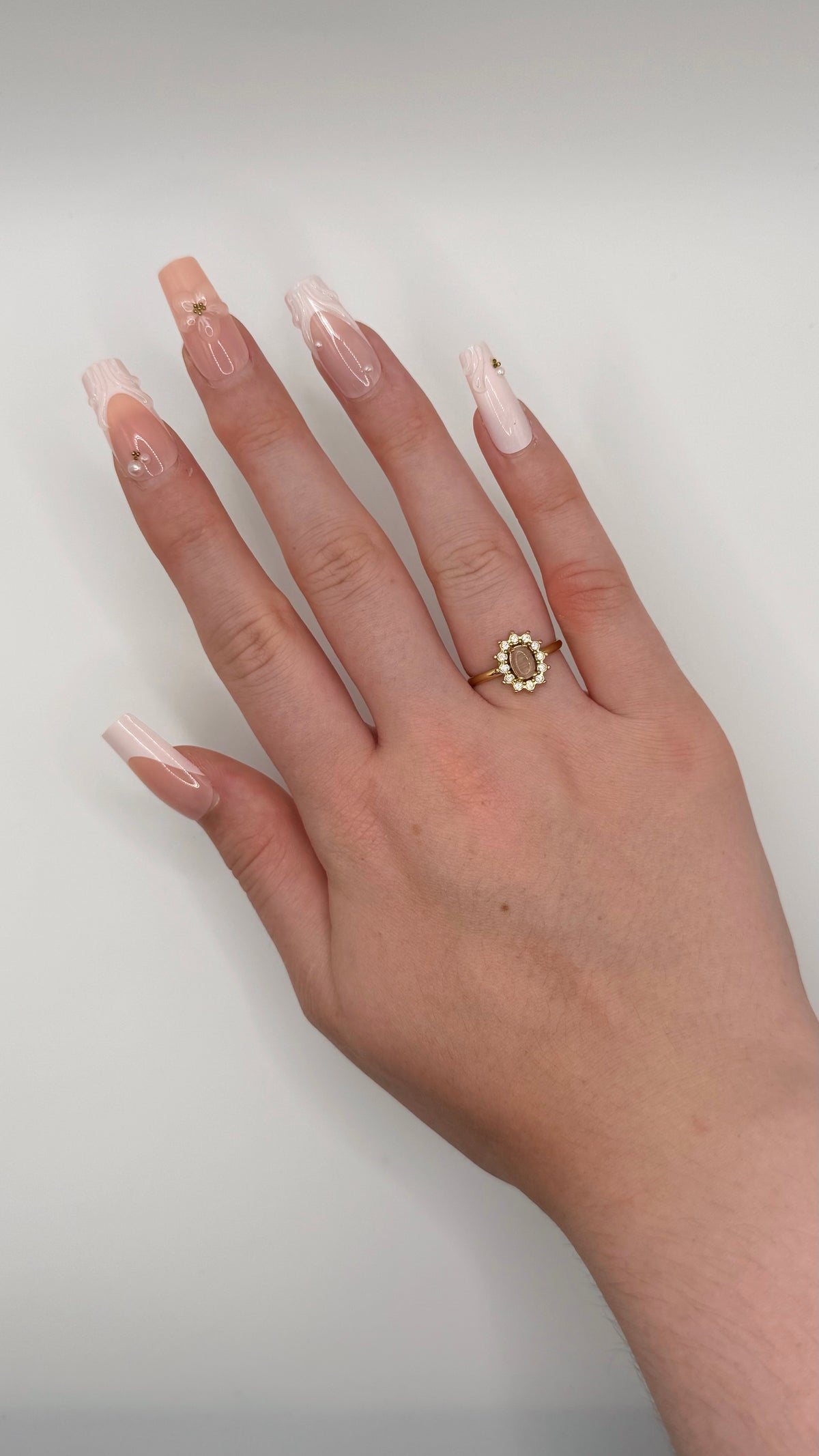 Bague Roxane, doré, en acier inoxydable, ornée d’une pierre ovale rose et de strass scintillants