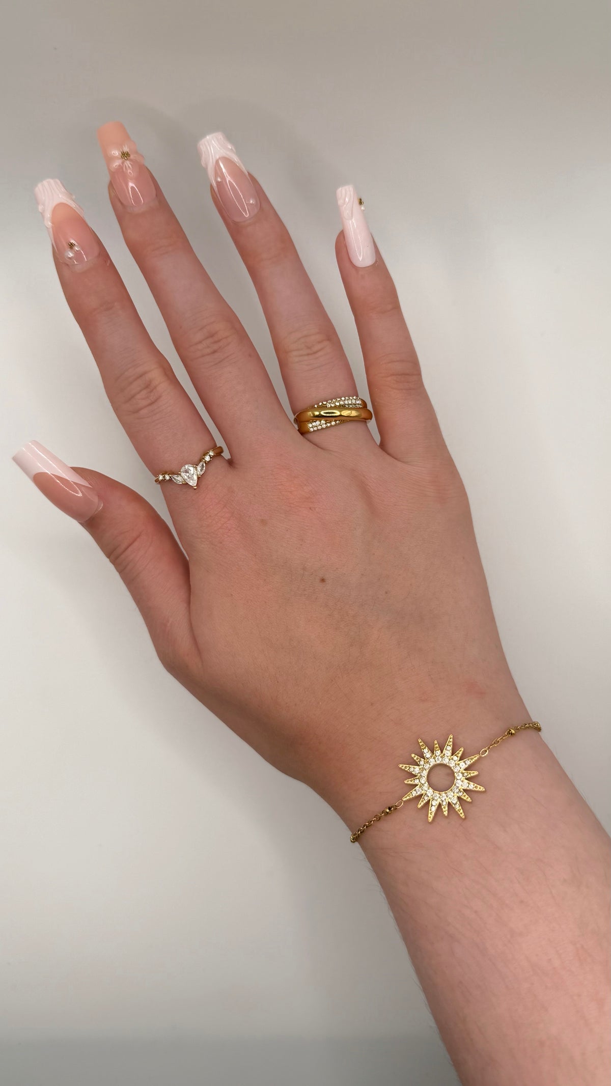 Bracelet Lumina, doré, en acier inoxydable, orné d’un soleil scintillant