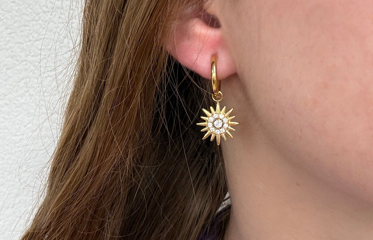 Boucle d’oreille pendante Solis, doré, en acier inoxydable, ornée d’un soleil scintillant