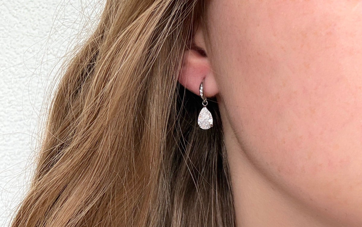 Boucles d’oreilles pendante Astra, argenté, ornée d’une pierre en forme de goutte scintillante