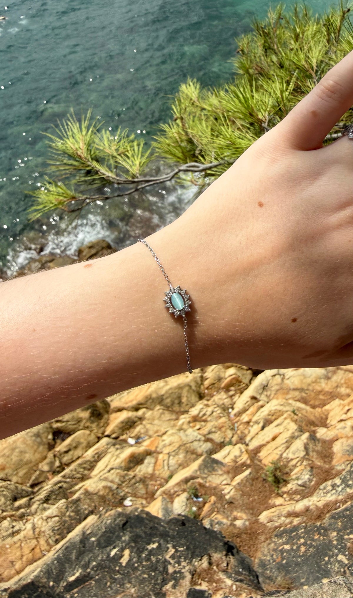 Bracelet Elif, argenté, en acier inoxydable, orné d’une pierre ovale bleu entourée de strass scintillants