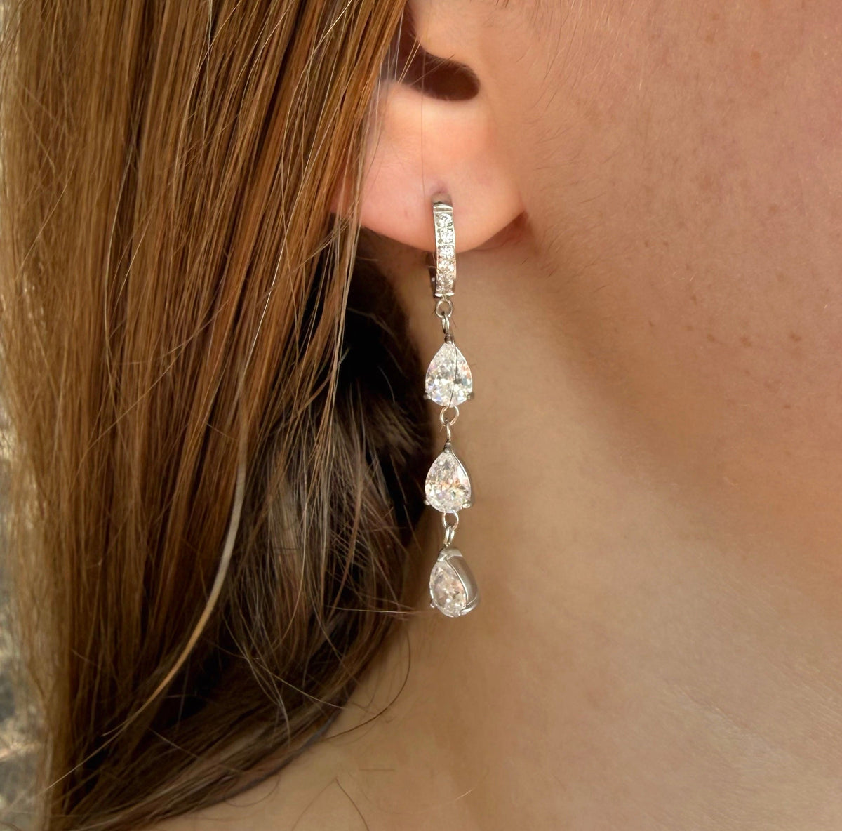 Boucle d'oreille Trois éclat, argenté, en acier inoxydable, ornée de trois pierres en forme de goutte scintillantes