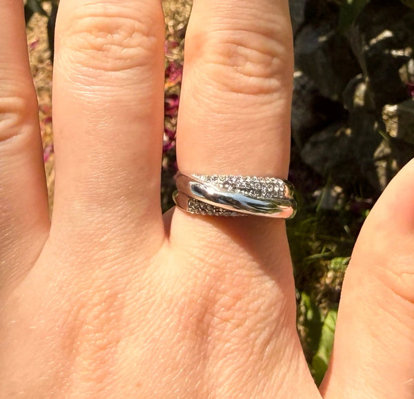 Bague Céleste, argenté, en acier inoxydable,  ornée d’un anneau croisé et de strass scintillants 