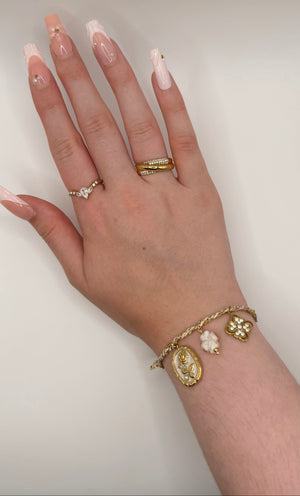 Bracelet Opalys, doré, en acier inoxydable, orné de fleurs dorées, d’un trèfle blanc, de charms floraux roses et d’une perle