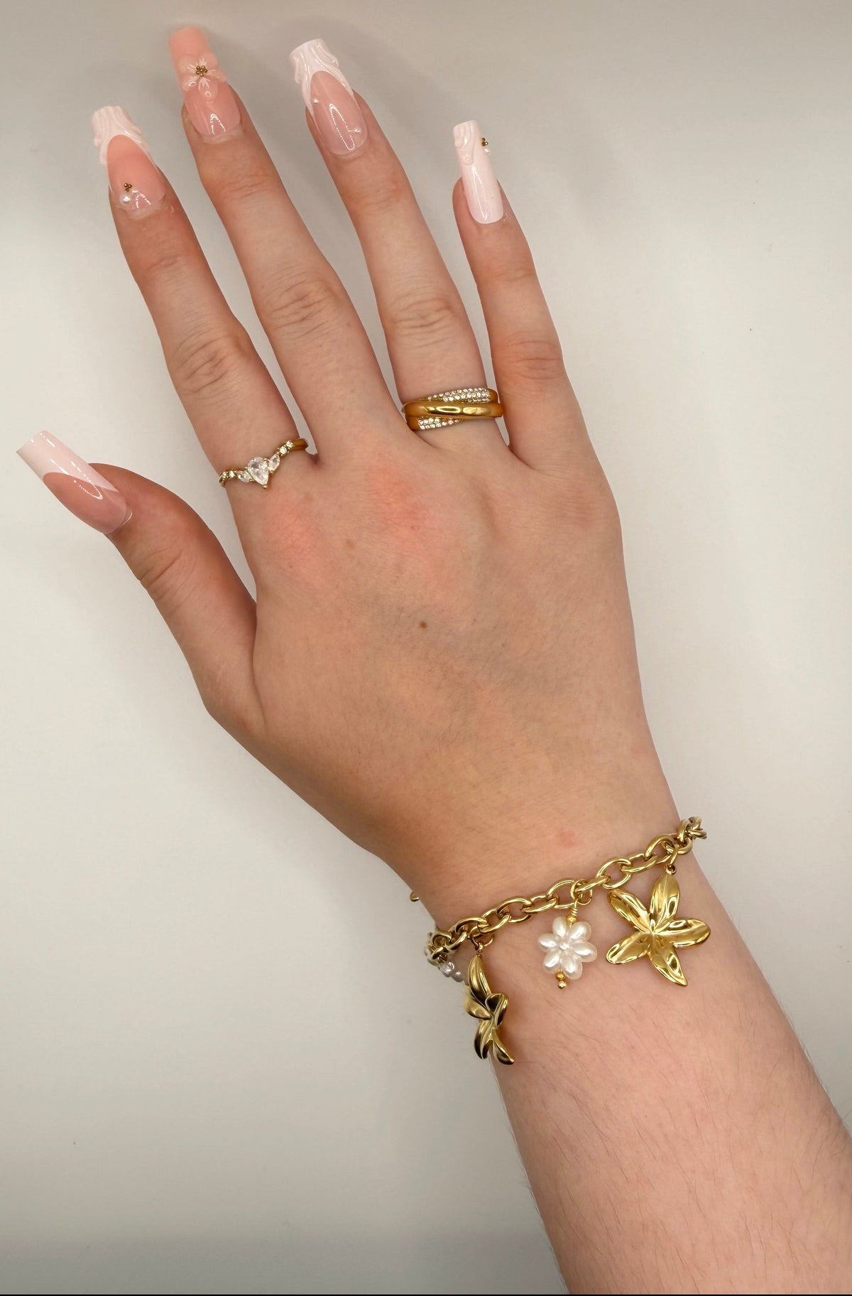 Bracelet Lys, doré, en acier inoxydable, orné de fleurs dorées et de petites fleurs nacrées