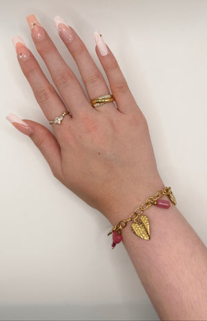 Bracelet à charms Elyne, doré, en acier inoxydable, orné d’une lune dorée, de cœurs gravés, d’un cœur rose et de délicates pierres roses