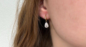 Boucles d’oreilles pendante Astra, doré, ornée d’une pierre en forme de goutte scintillante