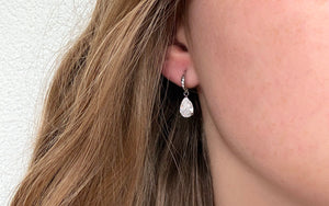 Boucles d’oreilles pendante Astra, argenté, ornée d’une pierre en forme de goutte scintillante