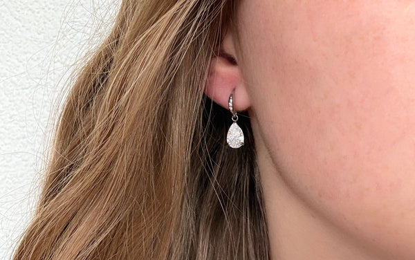 Boucles d’oreilles pendante Astra, argenté, ornée d’une pierre en forme de goutte scintillante