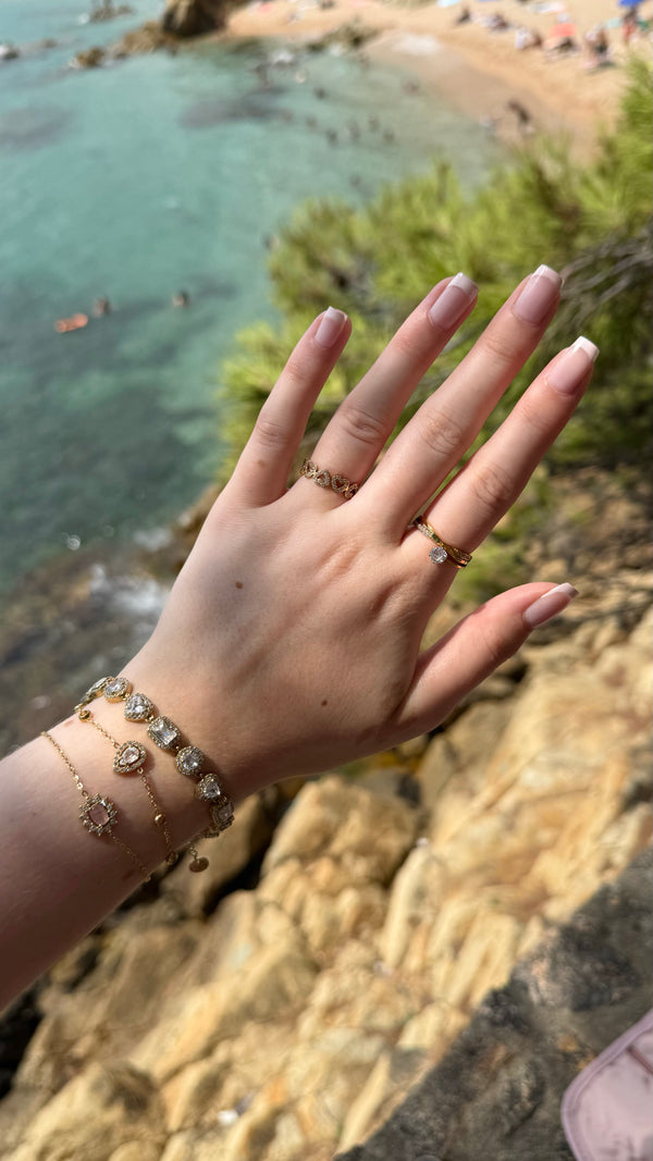 Bague DIvina, doré, en acier inoxydable, ornée d’un strass rond scintillant sur une monture torsadée