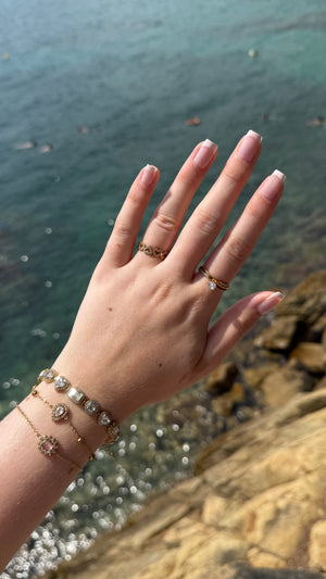 Bague Bella, doré, en acier inoxydable, ornée de cœurs scintillants et de petits strass délicats