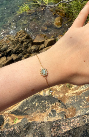 Bracelet Roxane, doré, en acier inoxydable, orné d’une pierre ovale bleu entourée de strass scintillants