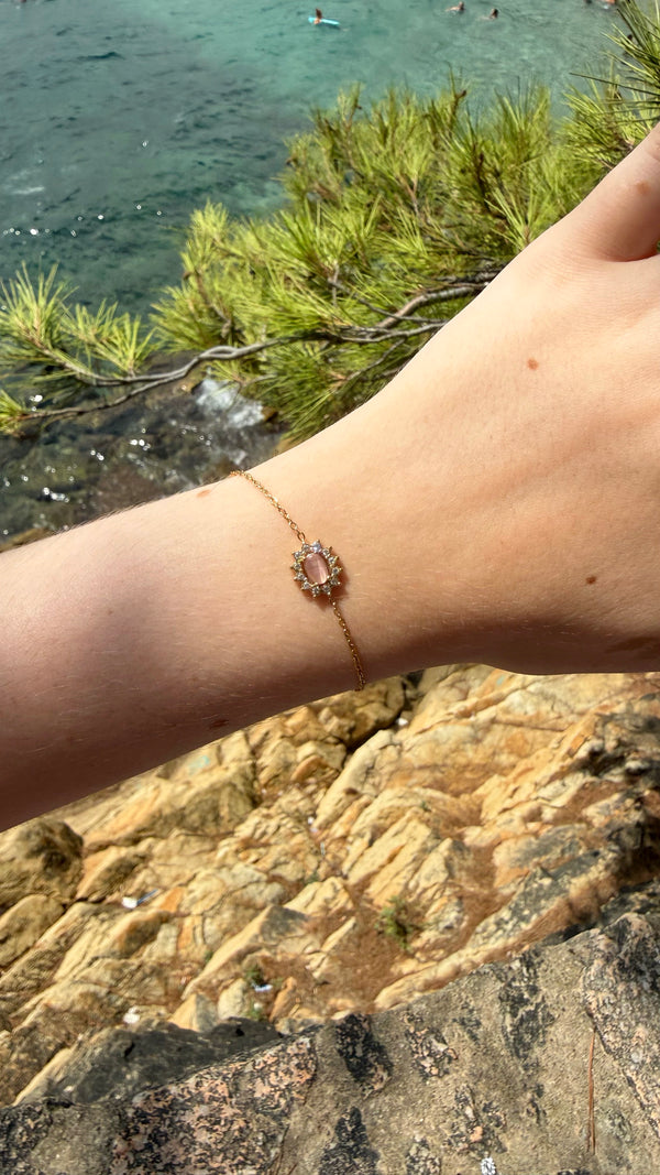 Bracelet Roxane, doré, en acier inoxydable, orné d’une pierre ovale rose entourée de strass scintillants