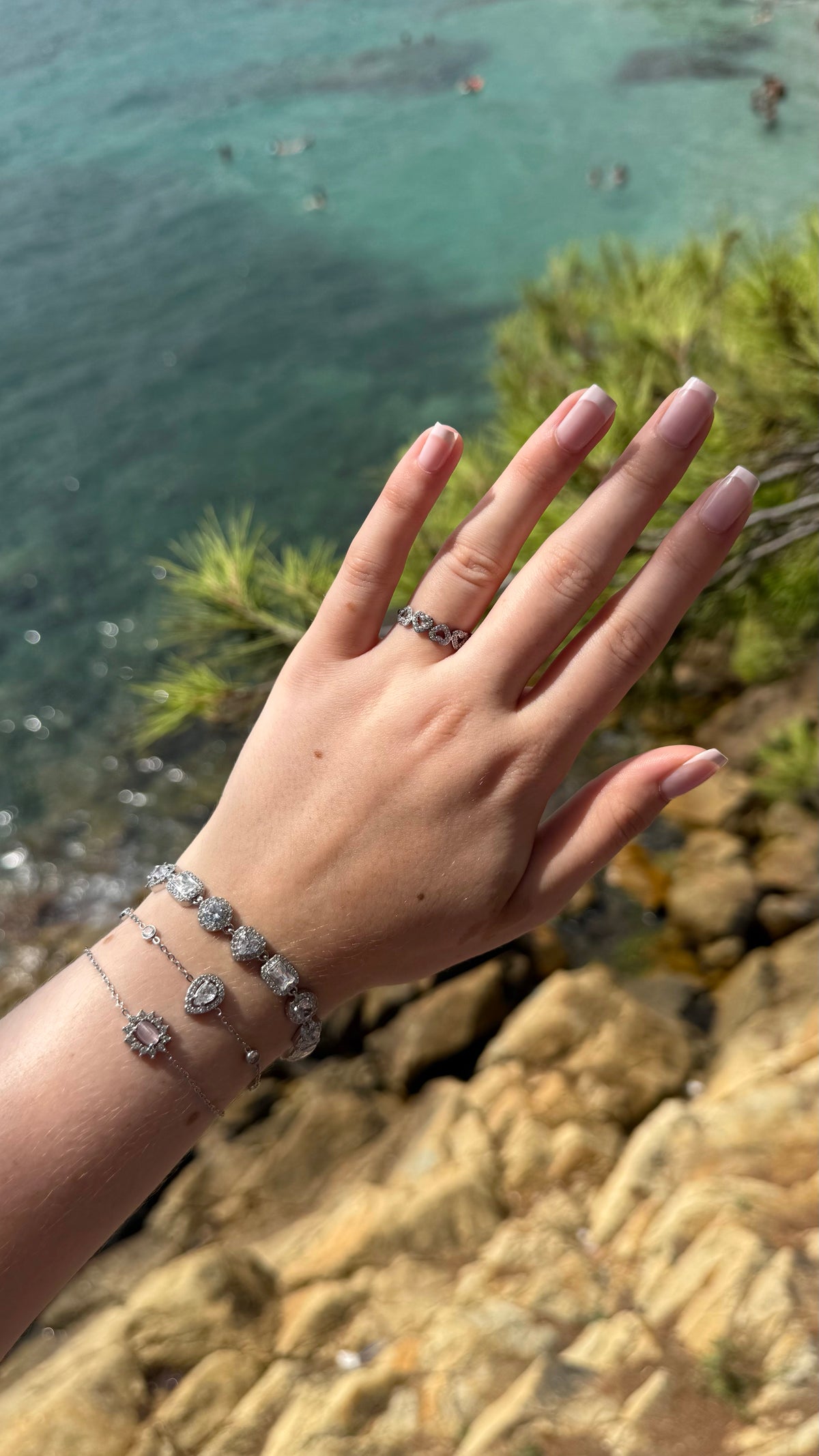 Bague Bella, argenté, en acier inoxydable, ornée de cœurs scintillants et de petits strass délicats