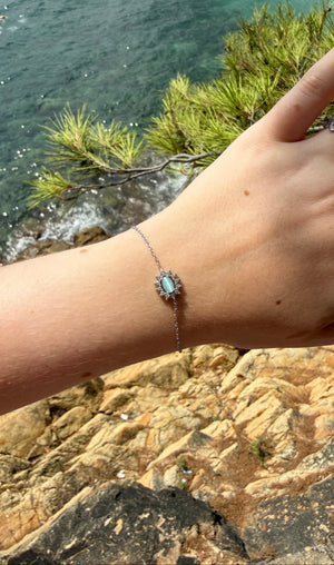 Bracelet Elif, argenté, en acier inoxydable, orné d’une pierre ovale bleu entourée de strass scintillants