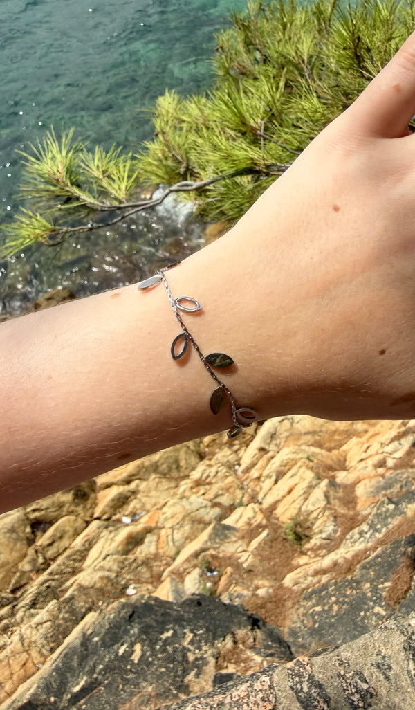 Bracelet Lyséa, argenté, en acier inoxydable, orné de petites feuilles pendantes pour un style délicat et élégant