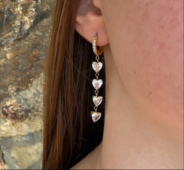 Boucle d'oreille Coquette, doré, en acier inoxydable,  ornée de quatre cœurs scintillants