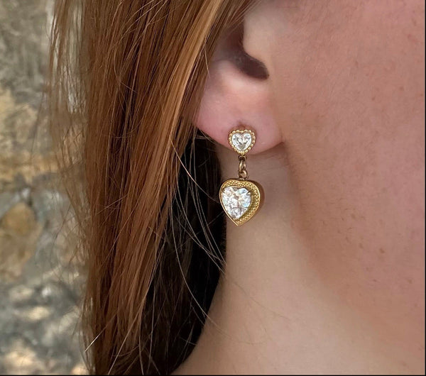 Boucle d'oreille Amore, doré, en acier inoxydable, ornée de deux cœurs scintillants