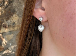 Boucle d'oreille Amore, argenté, en acier inoxydable, ornée de deux cœurs scintillants