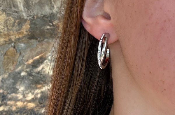 Boucle d'oreille Éclipse, argenté, en acier inoxydable, au design croisé, ornée d’une rangée de strass scintillants